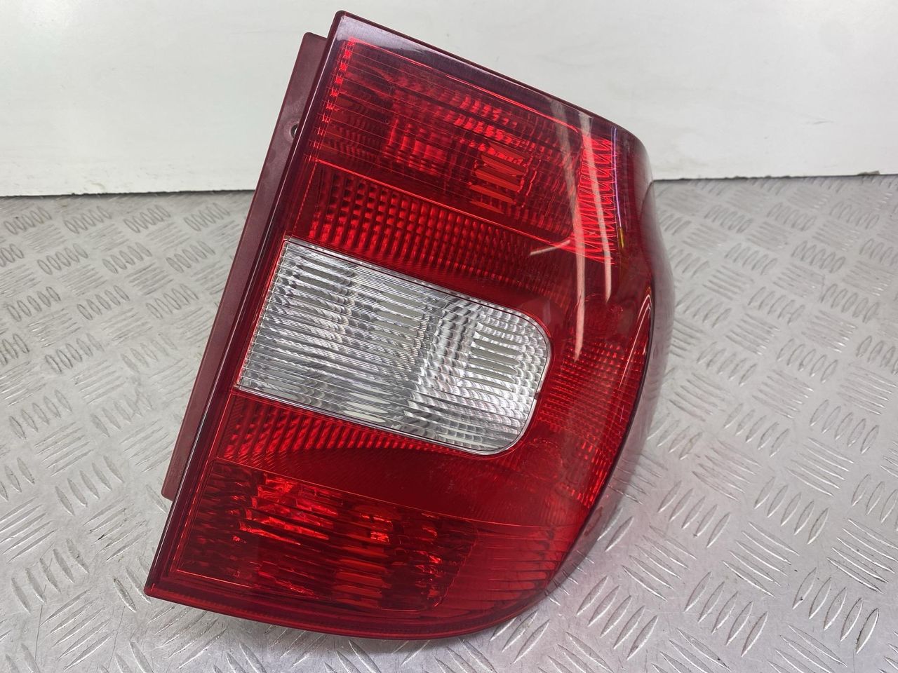 фонарь задний левый Skoda Yeti 1 поколение (2009 - 2014), бензин, МКПП, коричневый, 9EL35467202 - фото №1