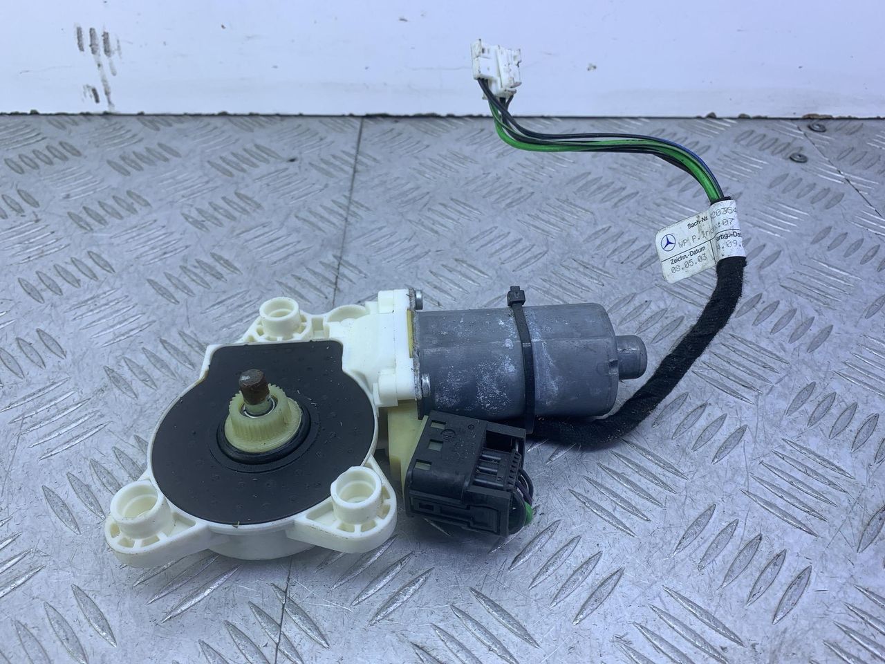 моторчик стеклоподъемника передний правый Mercedes-Benz E-Класс W211/S211 2004, 3.2 л., OM 648.961, дизель, АКПП, черный, универсал, задний привод, 2118203042 - фото №1