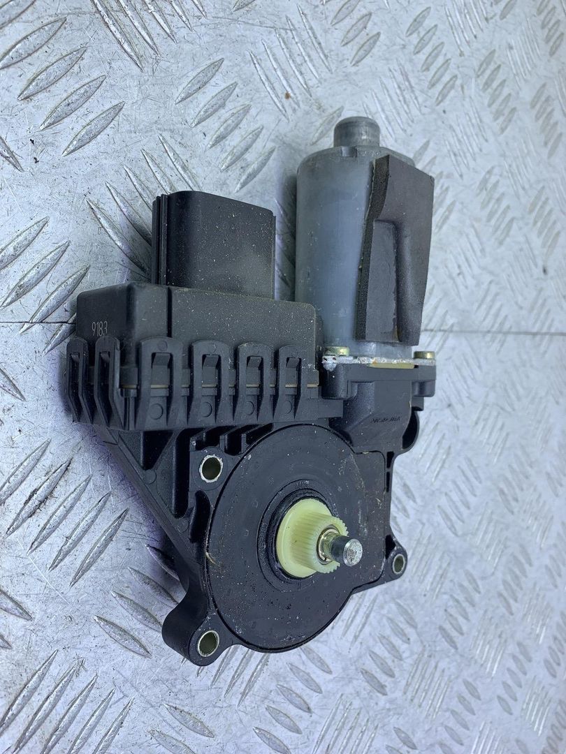 моторчик стеклоподъемника задний правый Ford Mondeo 3 поколение (2000 - 2003), 0130821772, 1400011913 - фото №1