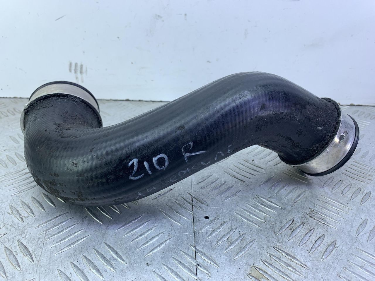 патрубок интеркулера Mercedes-Benz E-Класс W210/S210 (1995 - 1999) - фото №1