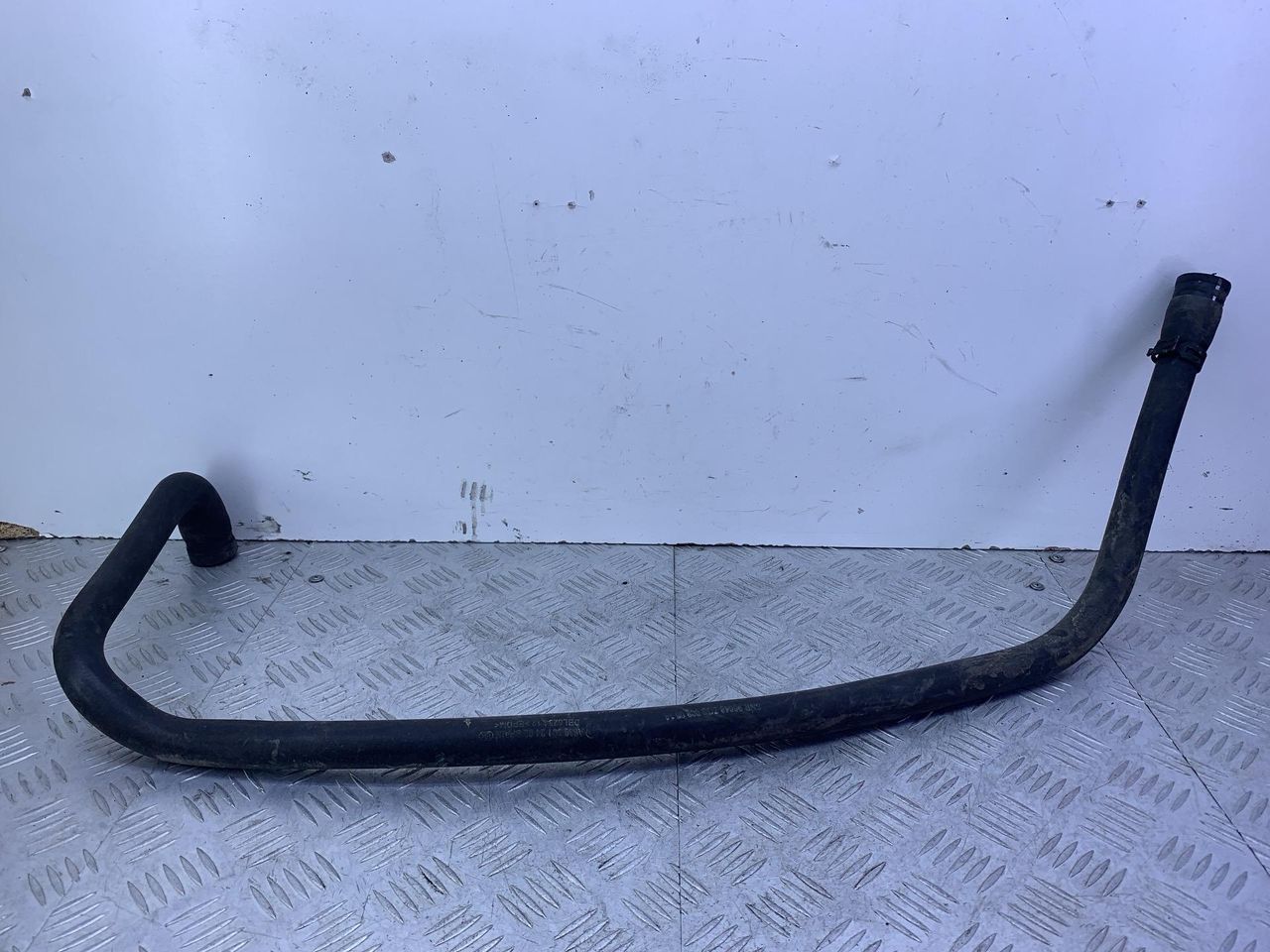 патрубок радиатора Mercedes-Benz Vito W639 2006, 3.2 л., M 112.951, бензин, АКПП, черный, задний привод, A6395012482 - фото №1