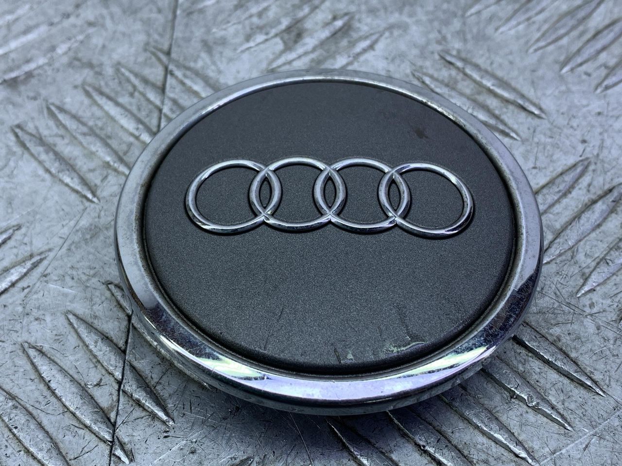 колпачок литого диска Audi Q7 4L (2005 - 2009), 4B0601170A - фото №1
