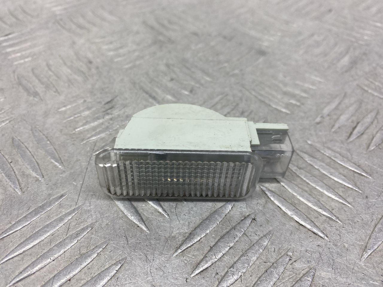 подсветка двери Volkswagen Passat B5 1999, 1.8 л., APT, бензин, 5МКПП, зеленый, универсал, передний привод, 094716B - фото №1