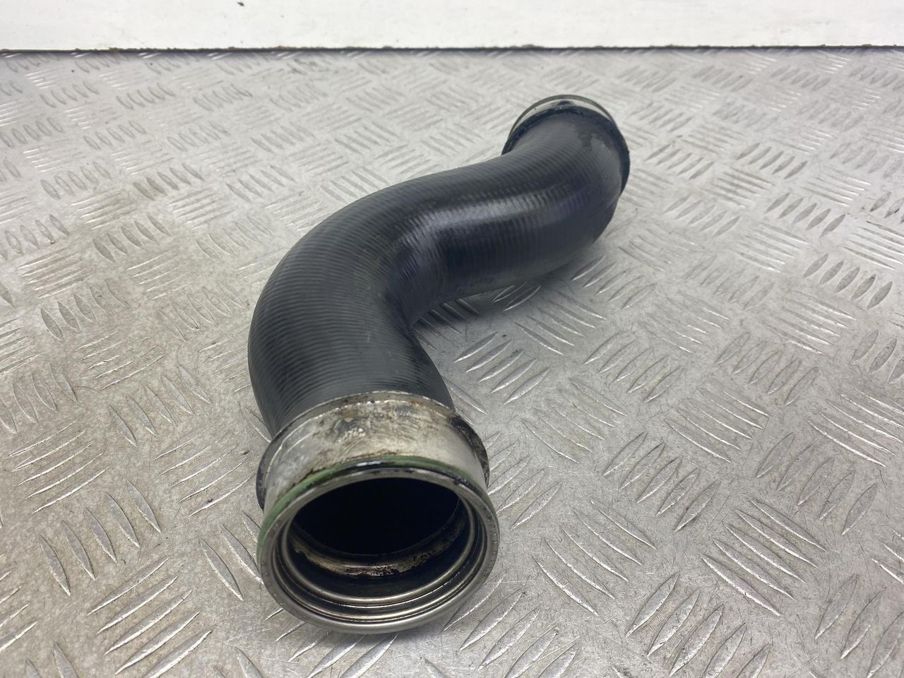 патрубок интеркулера Volkswagen Passat B6 (2005 - 2010), 2.0 л., BKP, дизель, S20112B - фото №1