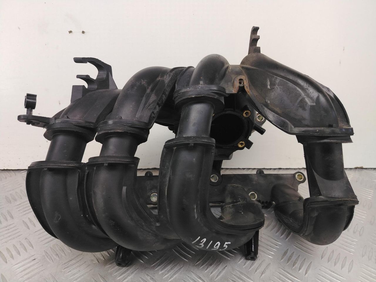 коллектор впускной Ford Focus 2 поколение (2004 - 2008), 1.4 л., ASDA, бензин, МКПП, передний привод - фото №1