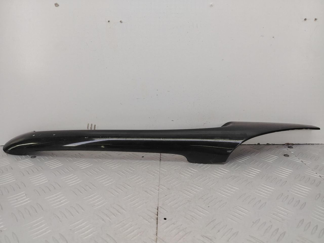 спойлер Peugeot 206 1 поколение 2002, 1.6 л., NFU (TU5JP4), бензин, МКПП, черный, кабриолет, передний привод, 9636602777 - фото №1