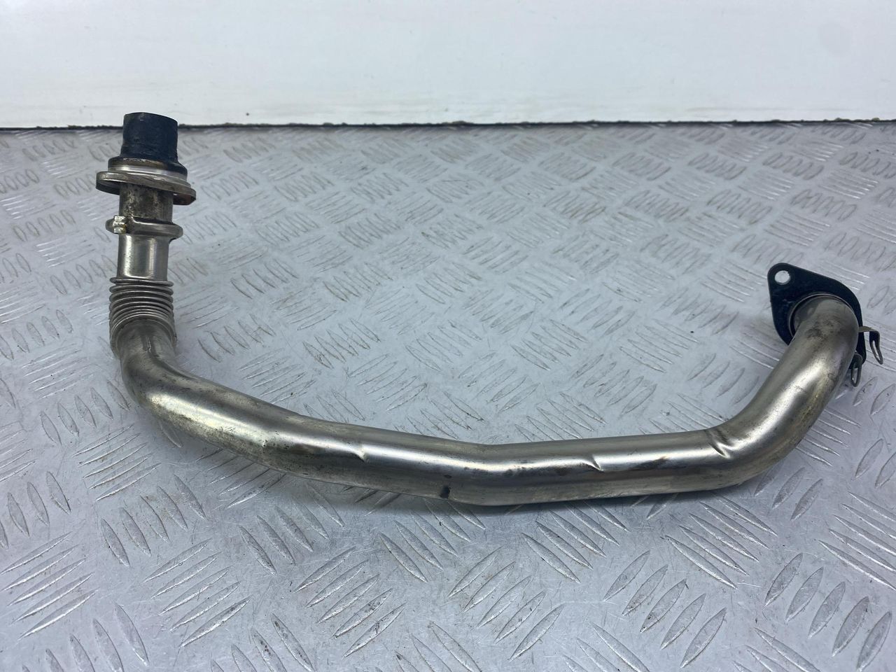трубка системы рециркуляции EGR Peugeot 407 1 поколение 2006, 2.0 л., HDi, RHR (DW10BTED4), дизель, 6МКПП, черный, передний привод, 9652264880 - фото №1