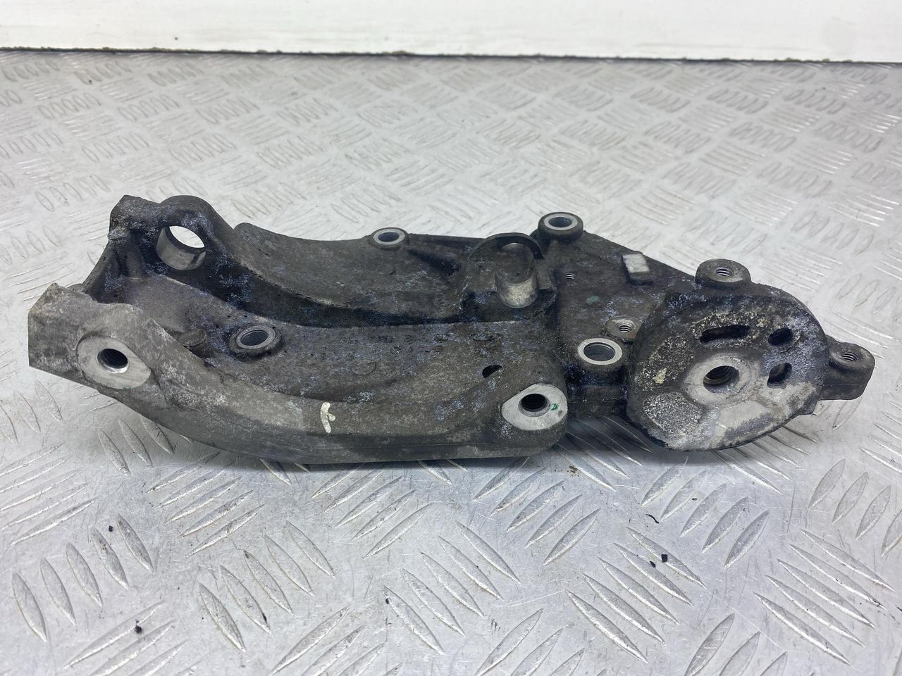 кронштейн генератора Peugeot 407 1 поколение 2006, 2.0 л., HDi, RHR (DW10BTED4), дизель, 6МКПП, черный, передний привод, 9650034280 - фото №1