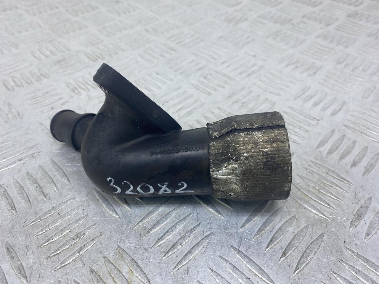 фланец (тройник) системы охлаждения Peugeot 407 1 поколение 2006, 2.0 л., HDi, RHR (DW10BTED4), дизель, 6МКПП, черный, передний привод, 9646559580 - фото №1