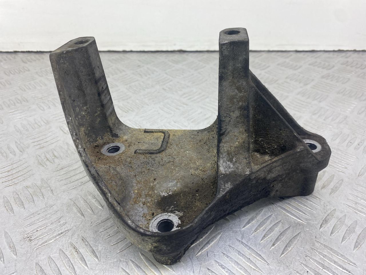 кронштейн КПП Peugeot 407 1 поколение 2006, 2.0 л., HDi, RHR (DW10BTED4), дизель, 6МКПП, черный, передний привод, 326C27L - фото №1