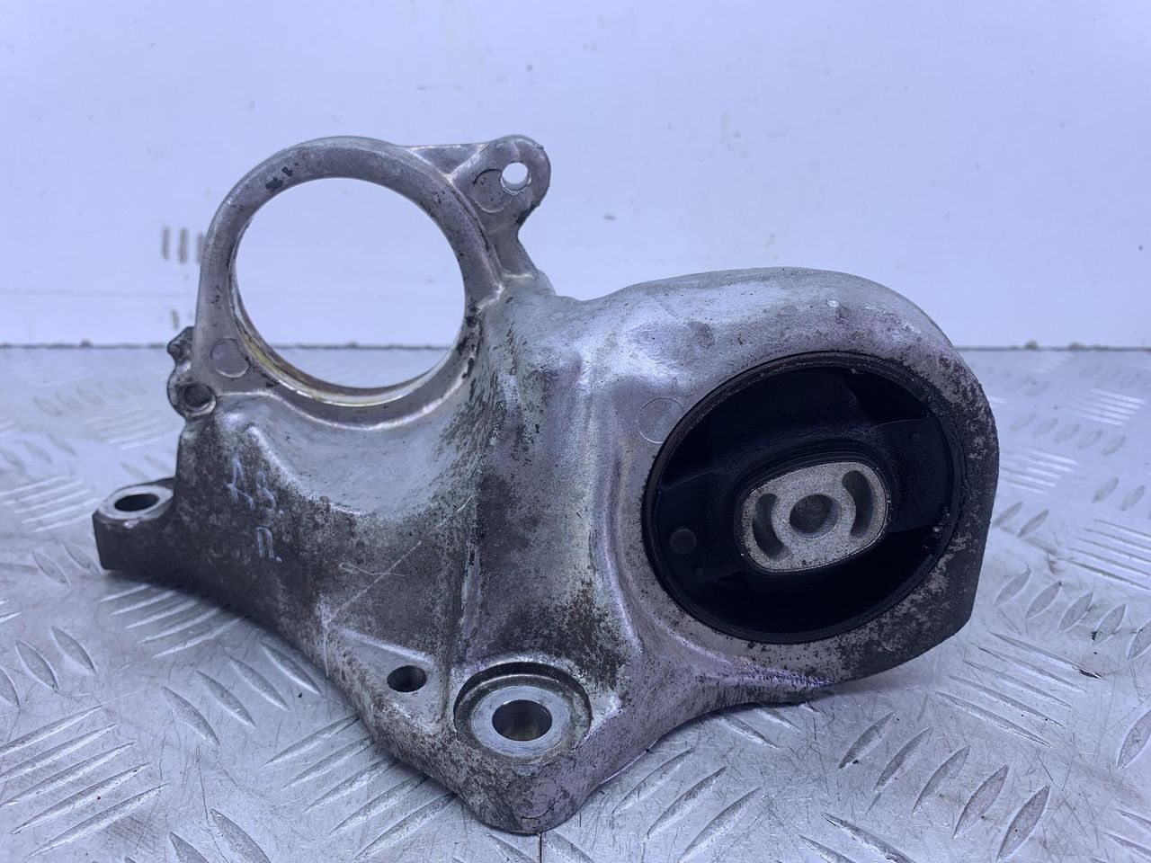 кронштейн двигателя Peugeot 407 1 поколение 2006, 2.0 л., HDi, RHR (DW10BTED4), дизель, 6МКПП, черный, передний привод, 9644668280 - фото №1
