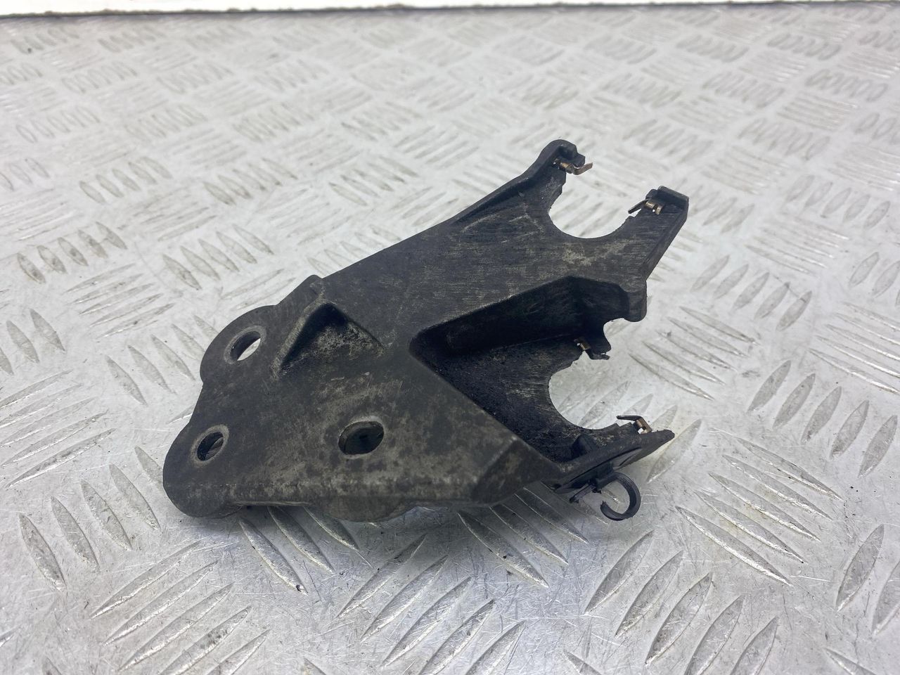 кронштейн КПП Peugeot 407 1 поколение 2006, 2.0 л., HDi, RHR (DW10BTED4), дизель, 6МКПП, черный, передний привод - фото №1