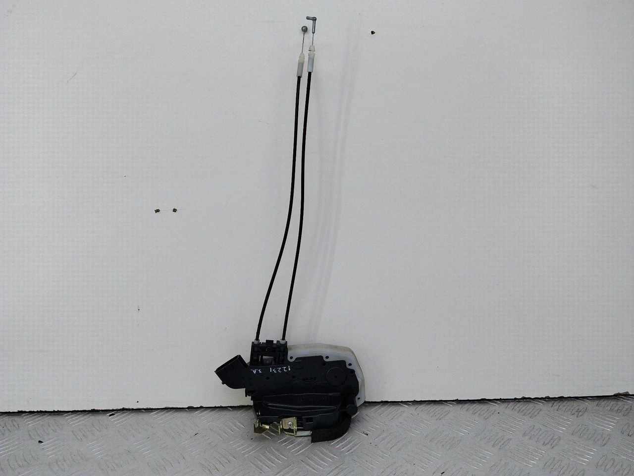 замок двери задней левой Nissan Micra 4 поколение (K13) 2011, 1.2 л., HR12DE, бензин, МКПП, хетчбэк 5 дв., передний привод, Y2614520 - фото №1