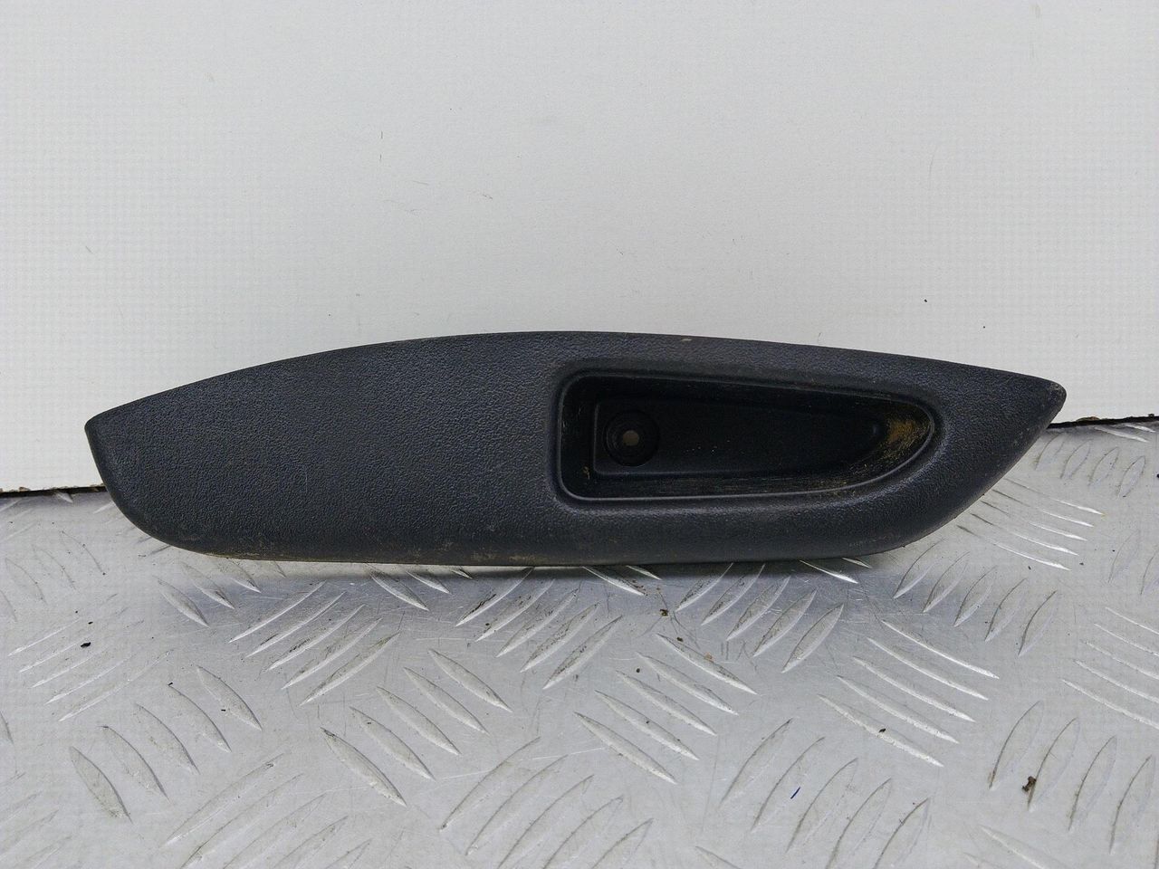 накладка двери внутренняя Nissan Micra 4 поколение (K13) 2011, 1.2 л., HR12DE, бензин, МКПП, хетчбэк 5 дв., передний привод, 829511HDOA - фото №1