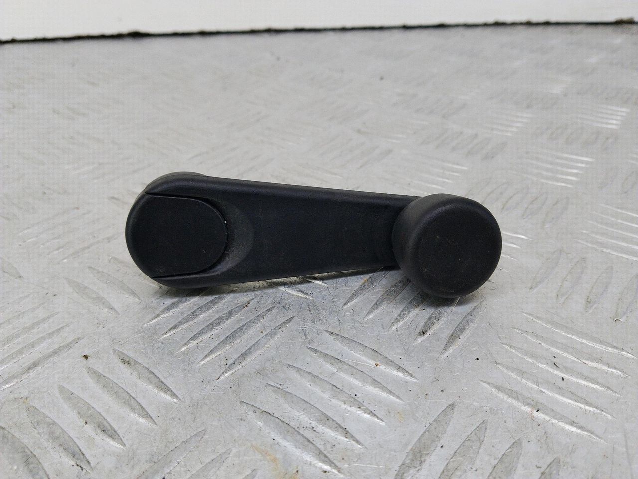 ручка стеклоподъемника задней BMW 1 серия E81/E82/E87/E88 2006, 1.6 л., N45 B16 A, бензин, МКПП, хетчбэк 5 дв., задний привод, 81225032 - фото №1