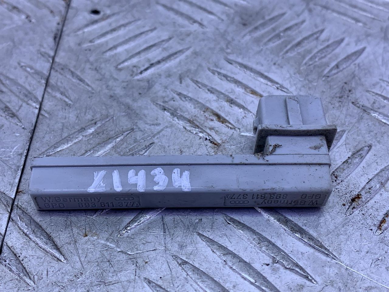 датчик уровня тормозной жидкости Volkswagen Passat B5 1999, 2.3 л., AGZ, бензин, МКПП, универсал, 893611377A - фото №1
