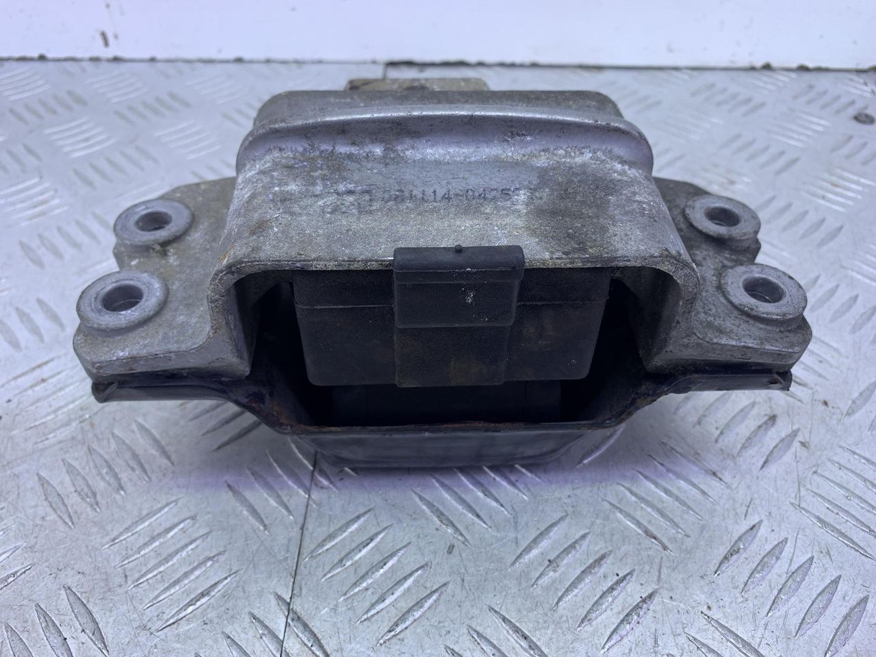 подушка крепления двигателя Volkswagen Passat B7 (2011 - 2015), 3C0199555N - фото №1