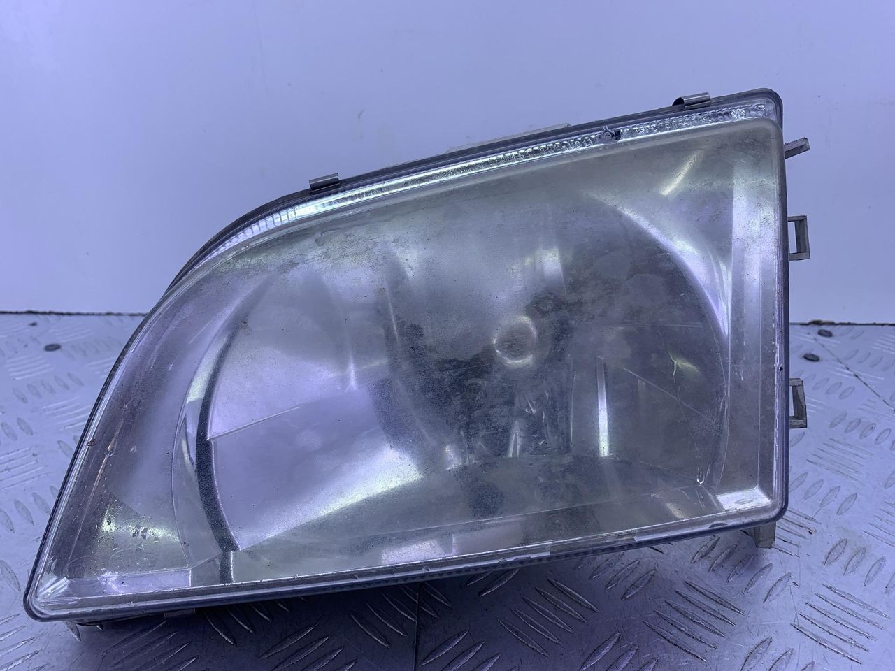 фара левая Mitsubishi Space Star 1 поколение (1998 - 2002), 1.6 л., 4G18, бензин, МКПП, серебристый, передний привод - фото №1