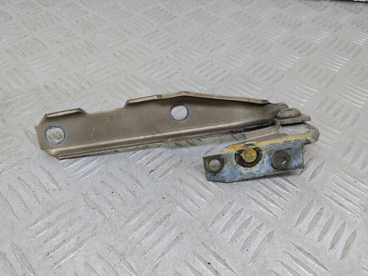 петля капота правая Audi A6 4B/C5 (1997 - 2001), 1.8 л., AJP, бензин, 5МКПП, кофейный, седан, передний привод, 4B0823302D - фото №1