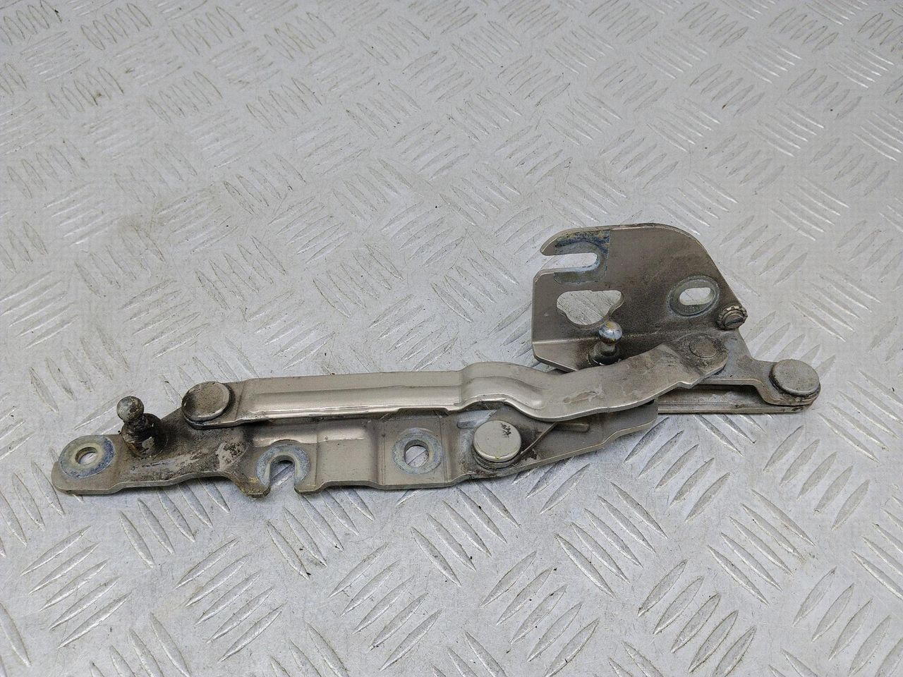 петля крышки багажника Audi A6 4B/C5 (1997 - 2001), 1.8 л., AJP, бензин, 5МКПП, кофейный, седан, передний привод, 4B5827301D - фото №1