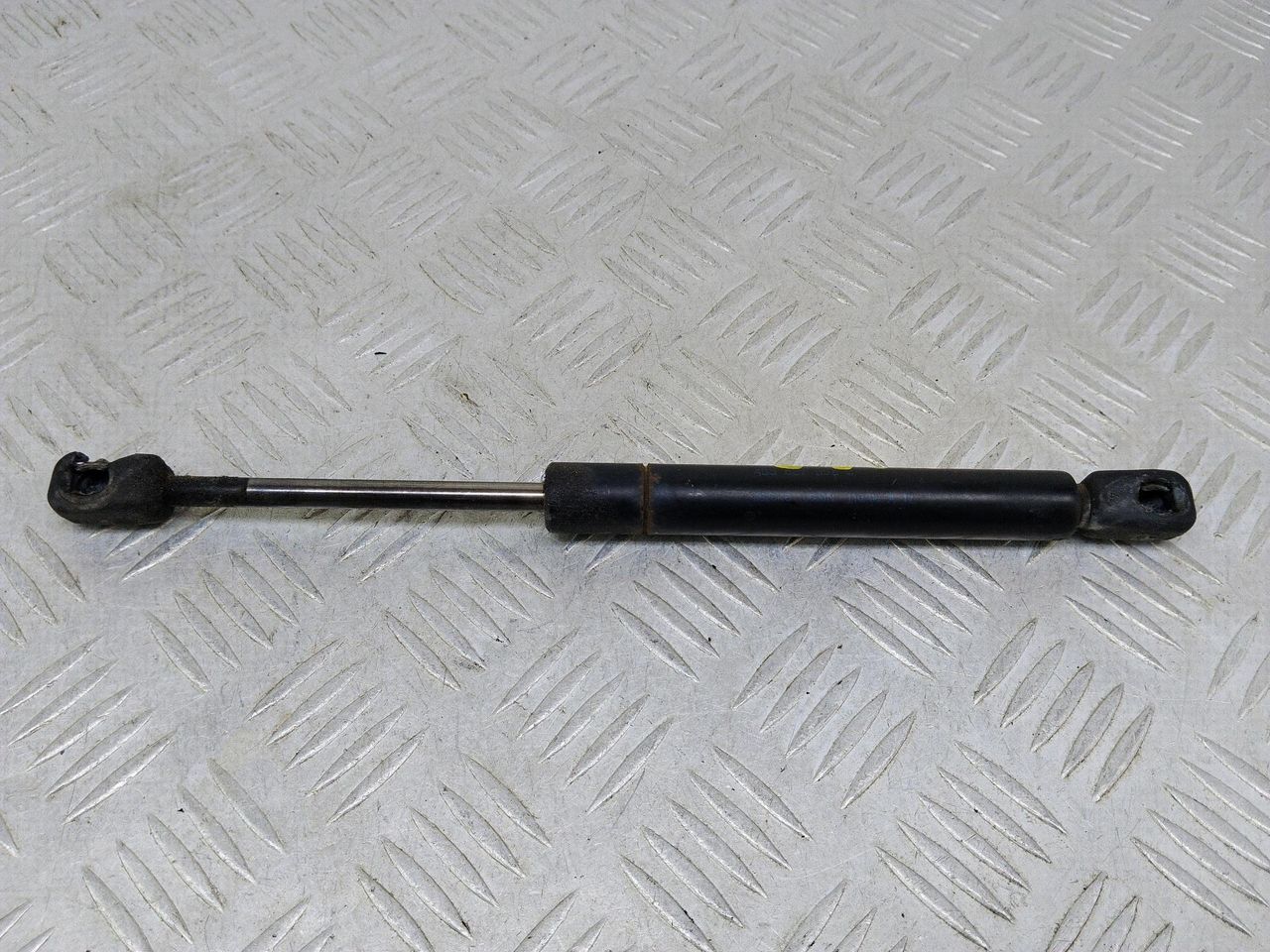 амортизатор крышки багажника (3-5 двери) Audi A6 4B/C5 (1997 - 2001), 1.8 л., AJP, бензин, 5МКПП, кофейный, седан, передний привод, 4B5827552C - фото №1