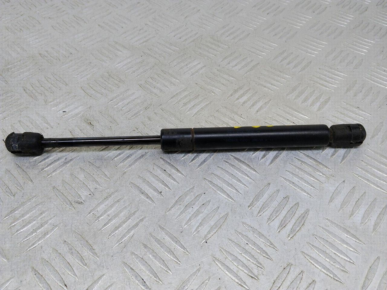 амортизатор крышки багажника (3-5 двери) Audi A6 4B/C5 (1997 - 2001), 1.8 л., AJP, бензин, 5МКПП, кофейный, седан, передний привод, 4B5827552C - фото №1
