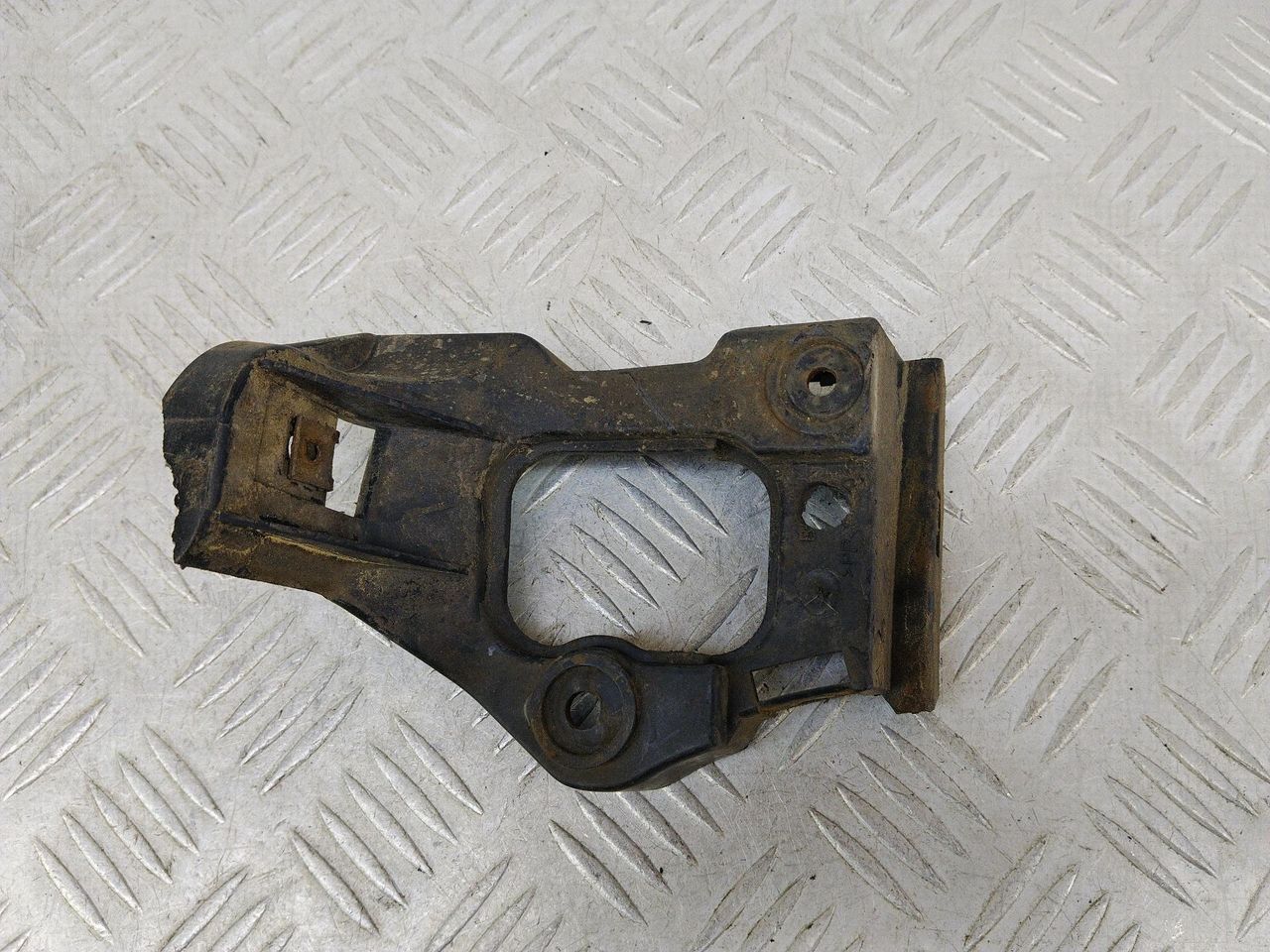 крепление ( кронштейн ) крыла Audi A6 4B/C5 (1997 - 2001), 1.8 л., AJP, бензин, 5МКПП, кофейный, седан, передний привод, 4B0853922B - фото №1
