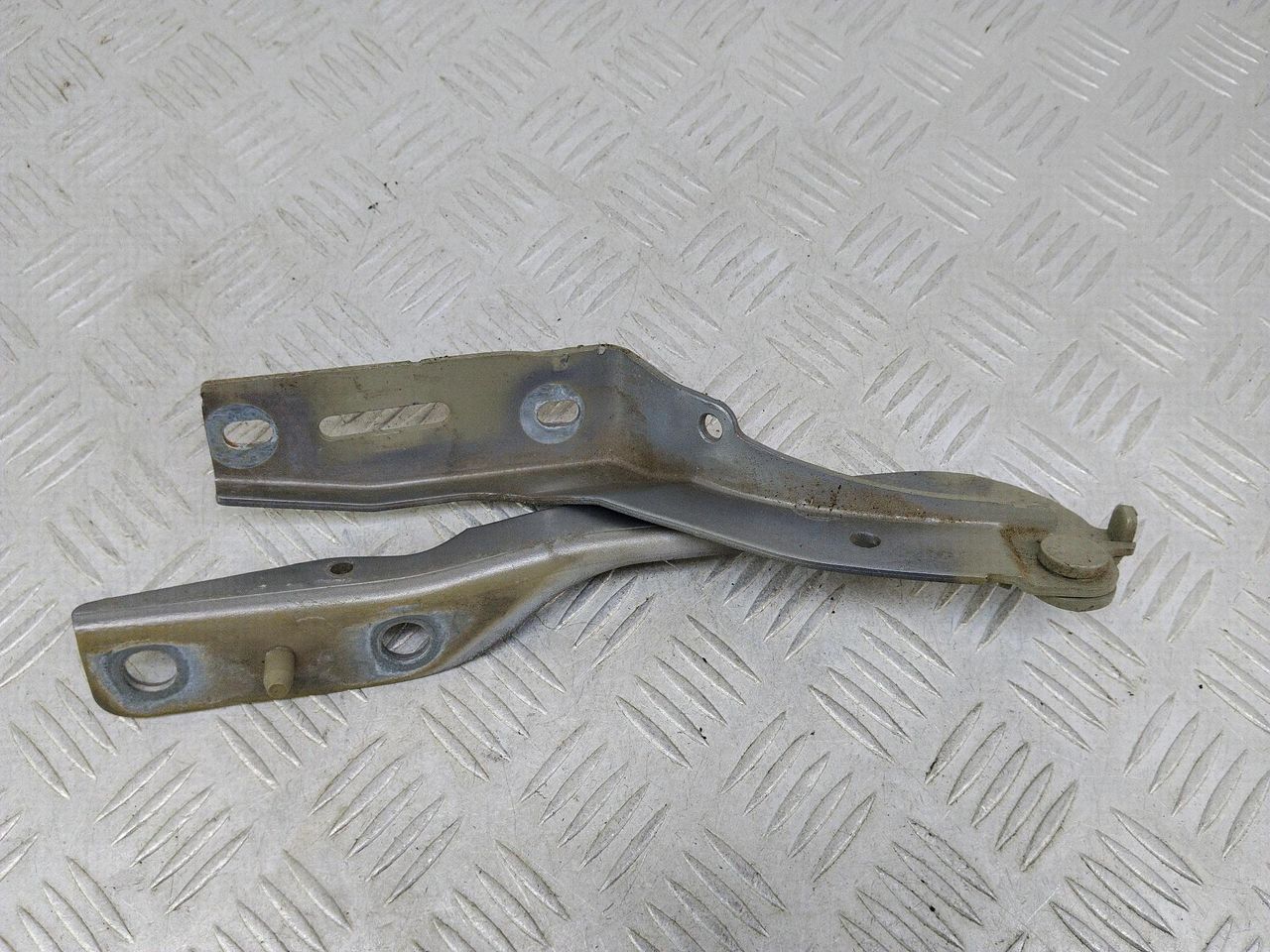 петля капота правая Peugeot 307 1 поколение (2001 - 2005), 1.6 л., NFU (TU5JP4), бензин, 5МКПП, серебро, универсал, передний привод, 9636473480 - фото №1