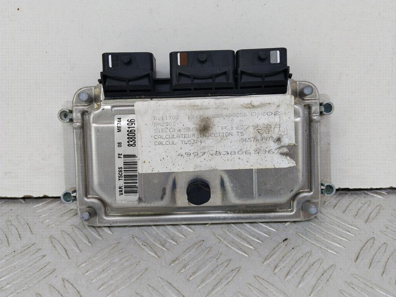 блок управления двигателем Peugeot 307 1 поколение (2001 - 2005), 1.6 л., NFU (TU5JP4), бензин, 5МКПП, серебро, универсал, передний привод, 261207474, 9657499780 - фото №1