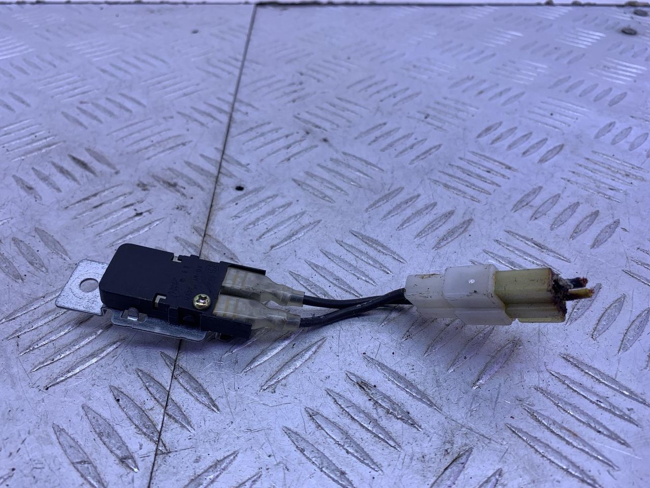 реле (прочие) Subaru Impreza 1 поколение (GM/GC/GF) 1994, 1.8 л., EJ18E, бензин, МКПП, красный, седан, полный привод - фото №1