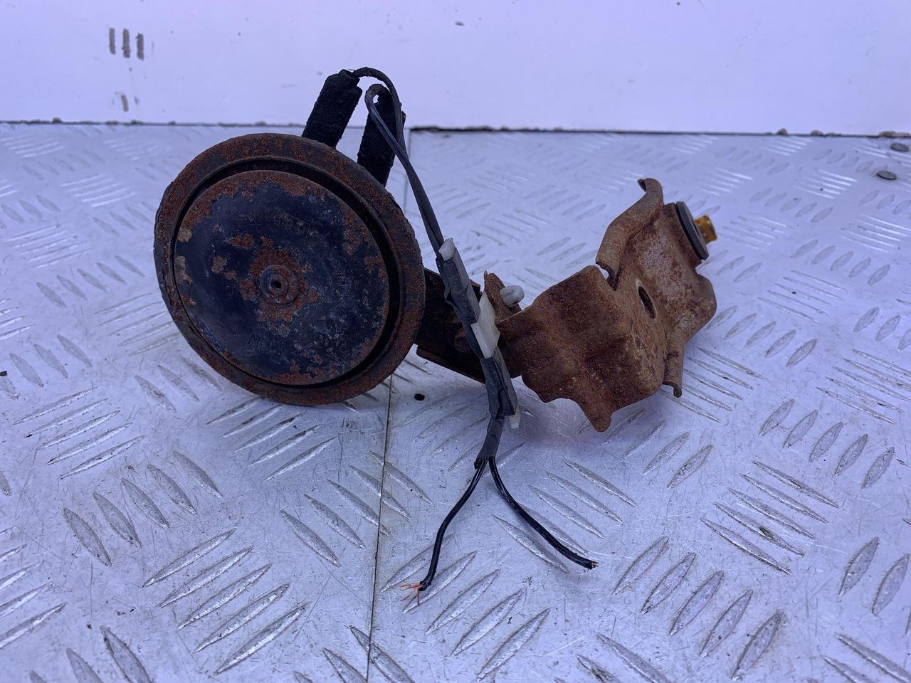 сигнал (клаксон) Subaru Impreza 1 поколение (GM/GC/GF) 1994, 1.8 л., EJ18E, бензин, МКПП, красный, седан, полный привод, MBH2H01 - фото №1