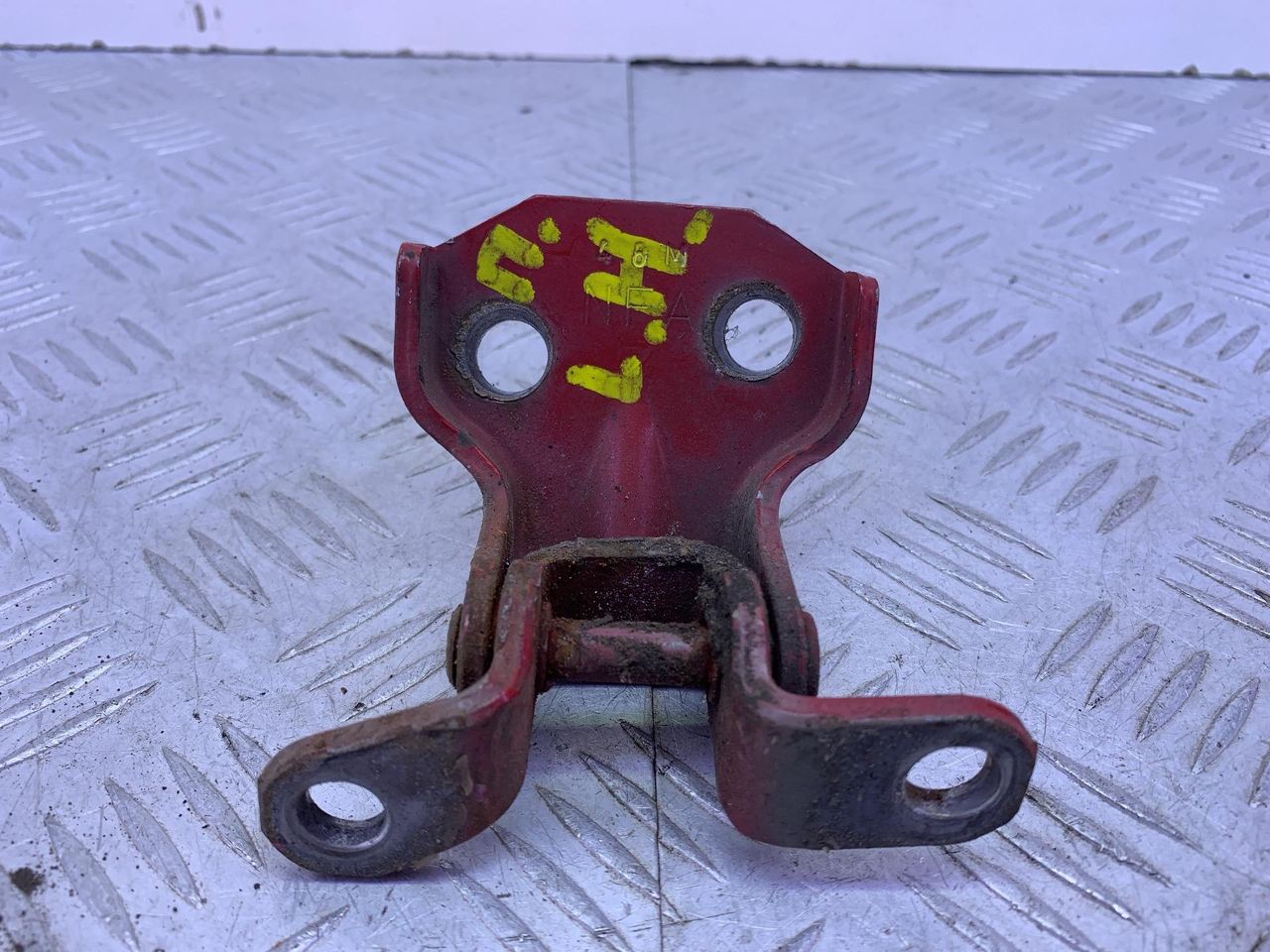 петля двери Subaru Impreza 1 поколение (GM/GC/GF) 1994, 1.8 л., EJ18E, бензин, МКПП, красный, седан, полный привод - фото №1