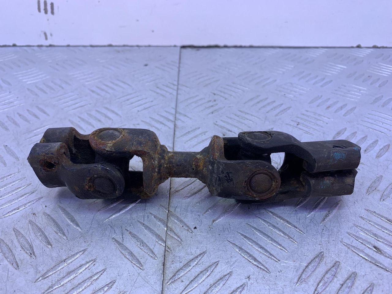 рулевой карданчик Subaru Impreza 1 поколение (GM/GC/GF) 1994, 1.8 л., EJ18E, бензин, МКПП, красный, седан, полный привод - фото №1