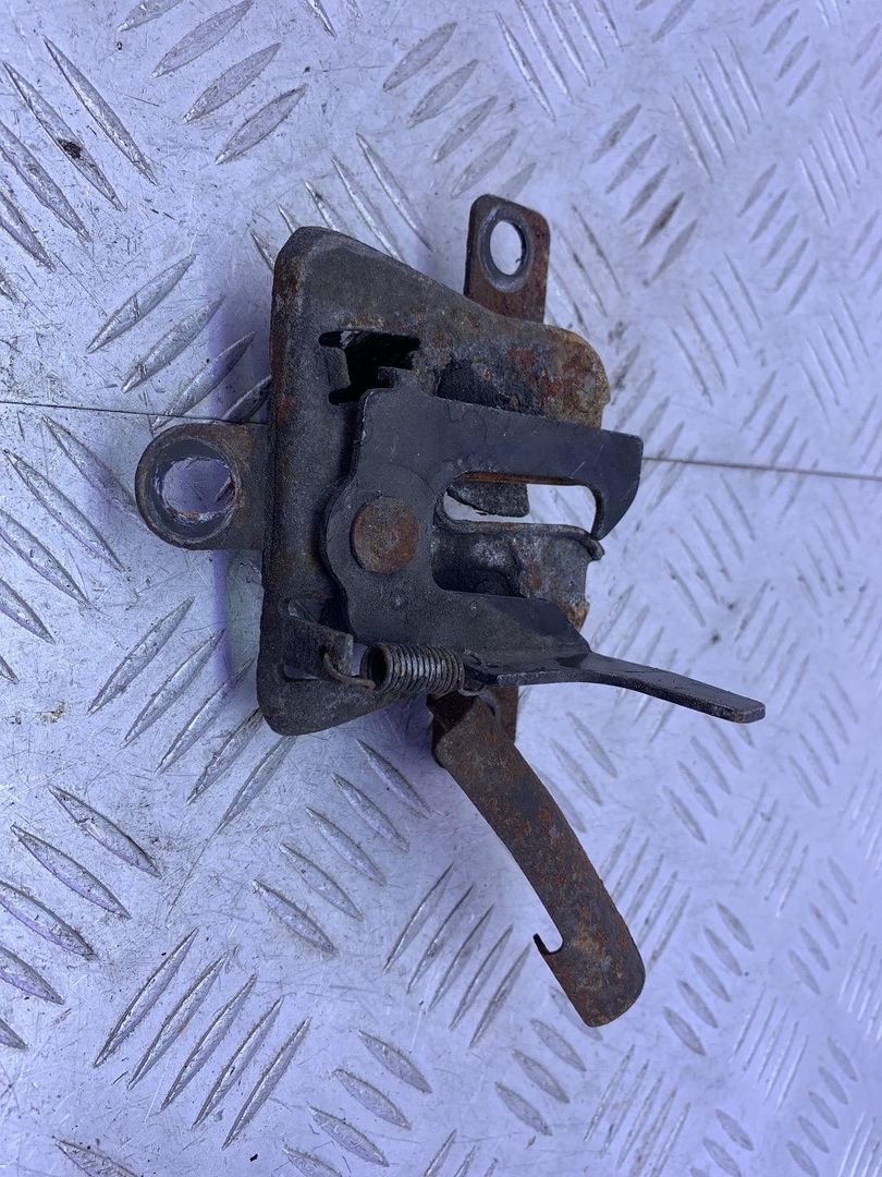 замок капота Subaru Impreza 1 поколение (GM/GC/GF) 1994, 1.8 л., EJ18E, бензин, МКПП, красный, седан, полный привод - фото №1