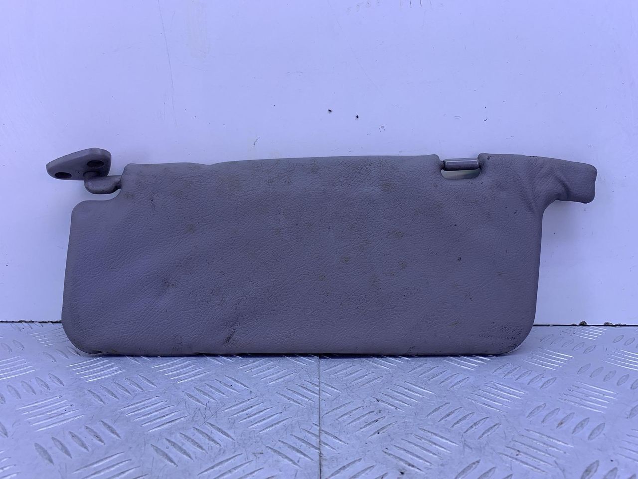 козырек солнцезащитный Subaru Impreza 1 поколение (GM/GC/GF) 1994, 1.8 л., EJ18E, бензин, МКПП, красный, седан, полный привод - фото №1