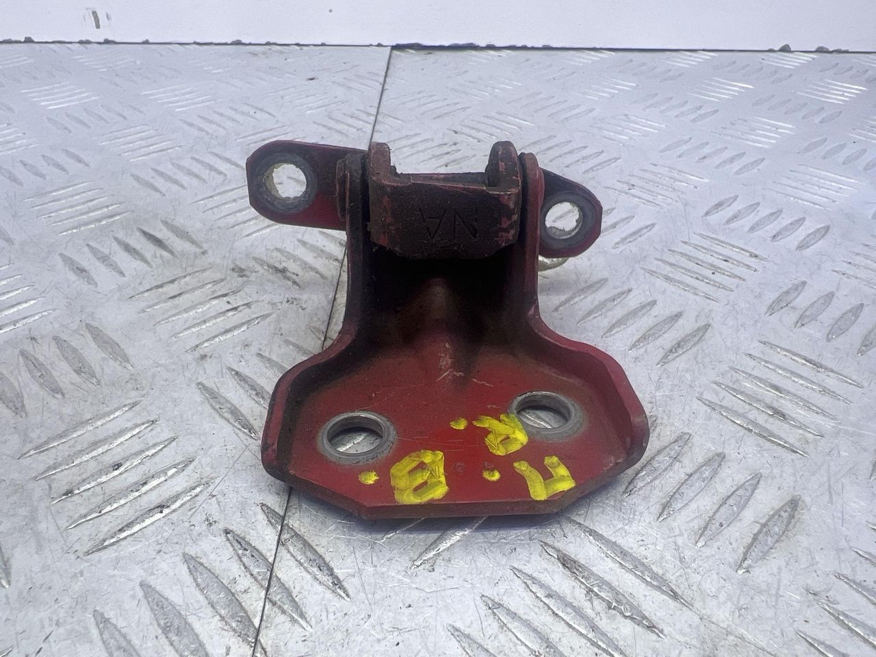 петля двери Subaru Impreza 1 поколение (GM/GC/GF) 1994, 1.8 л., EJ18E, бензин, МКПП, красный, седан, полный привод - фото №1