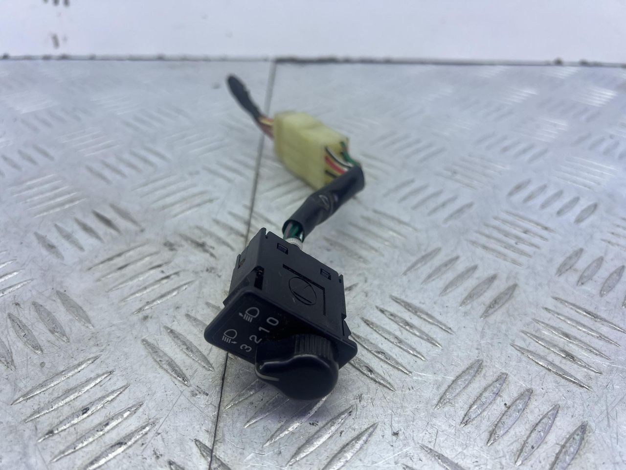 кнопка корректора фар Subaru Impreza 1 поколение (GM/GC/GF) 1994, 1.8 л., EJ18E, бензин, МКПП, красный, седан, полный привод - фото №1