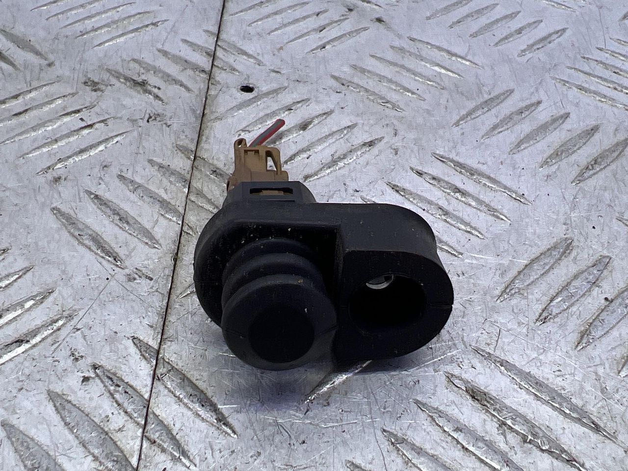 выключатель концевой (концевик) Subaru Impreza 1 поколение (GM/GC/GF) 1994, 1.8 л., EJ18E, бензин, МКПП, красный, седан, полный привод - фото №1