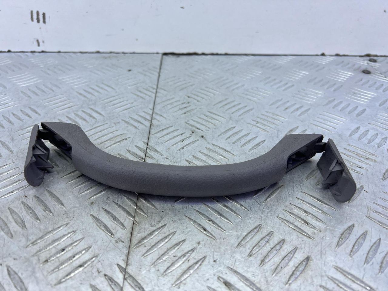 ручка внутренняя потолочная Subaru Impreza 1 поколение (GM/GC/GF) 1994, 1.8 л., EJ18E, бензин, МКПП, красный, седан, полный привод - фото №1