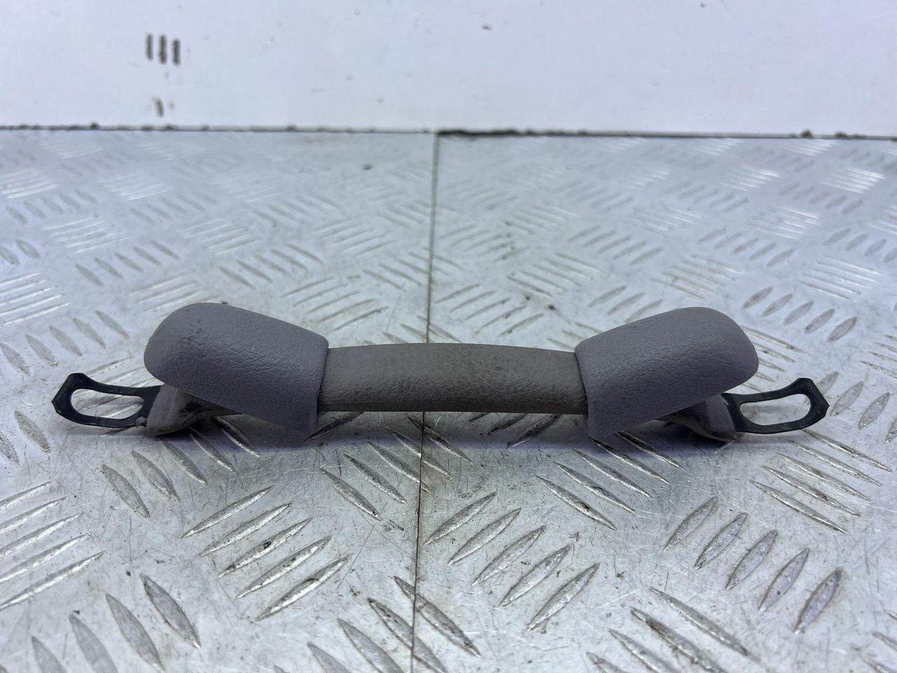 ручка внутренняя потолочная Subaru Impreza 1 поколение (GM/GC/GF) 1994, 1.8 л., EJ18E, бензин, МКПП, красный, седан, полный привод - фото №1