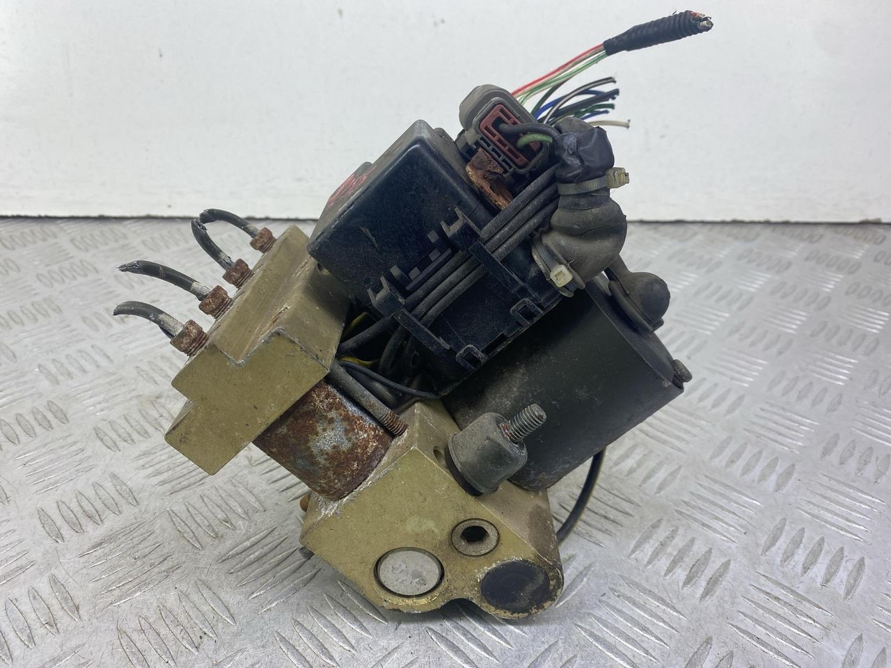 блок ABS Subaru Impreza 1 поколение (GM/GC/GF) 1994, 1.8 л., EJ18E, бензин, МКПП, красный, седан, полный привод, 26731AA200, 4666150 - фото №1