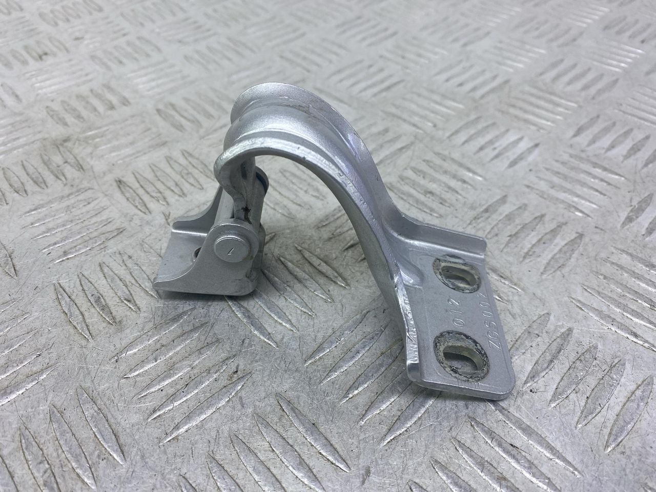 петля крышки багажника Mercedes-Benz B-Класс W245 T245.208 2007, 2.0 л., OM 640.941, дизель, вариатор, серебро, минивэн, передний привод, A1697401037 - фото №1