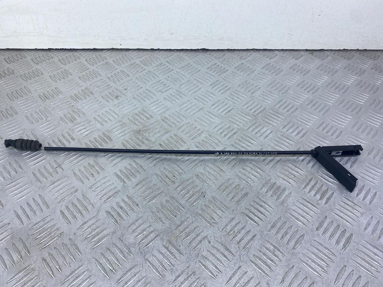 трос капота Mercedes-Benz B-Класс W245 T245.208 2007, 2.0 л., OM 640.941, дизель, вариатор, серебро, минивэн, передний привод, A1698800459 - фото №1
