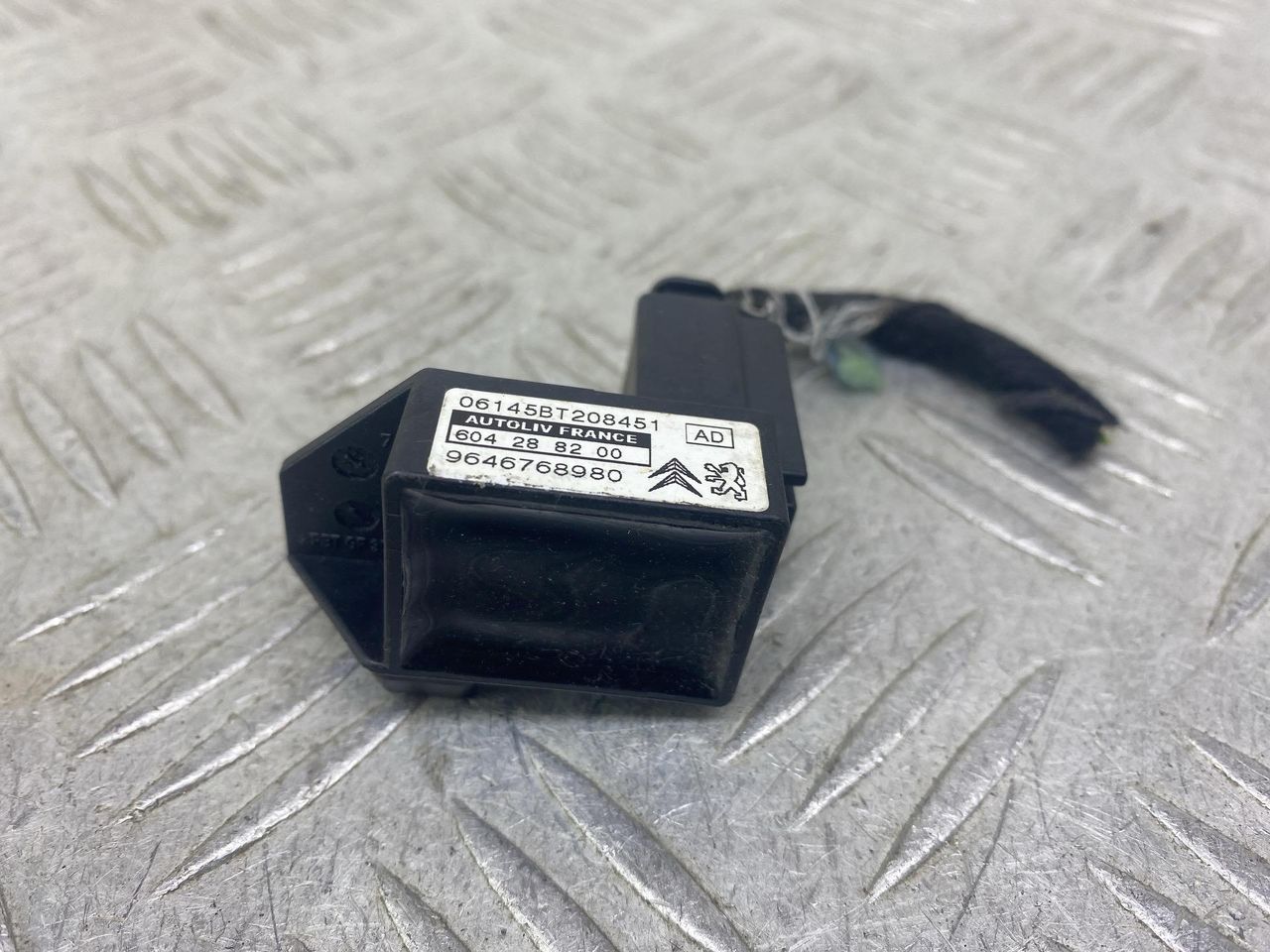 датчик удара Citroen C4 1 поколение LC (2004 - 2008), 1.6 л., 9HZ (DV6TED4), дизель, МКПП, черный, минивэн, передний привод, 9646768980, 06145BT208451, 604288200 - фото №1
