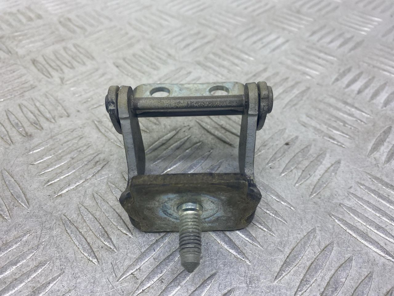петля крышки багажника Citroen C4 1 поколение LC (2004 - 2008), 1.6 л., 9HZ (DV6TED4), дизель, МКПП, черный, минивэн, передний привод - фото №1