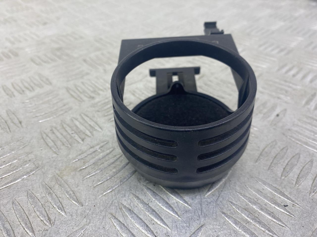 подстаканник Volkswagen Bora 1 поколение 1J2 (1998 - 2005), 1.6 л., BCB, бензин, МКПП, серебро, седан, передний привод - фото №1