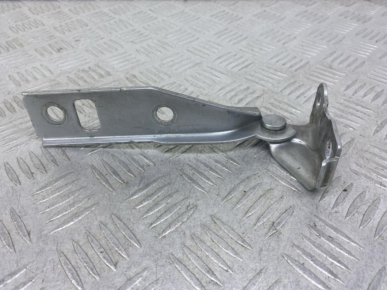 петля капота правая Volkswagen Bora 1 поколение 1J2 (1998 - 2005), 1.6 л., BCB, бензин, МКПП, серебро, седан, передний привод, 1J0823302A - фото №1