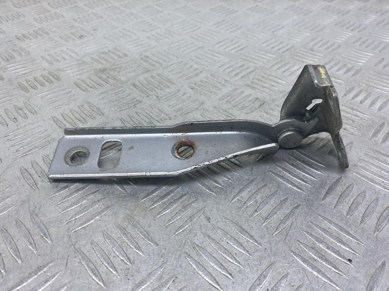 петля капота левая Volkswagen Bora 1 поколение 1J2 (1998 - 2005), 1.6 л., BCB, бензин, МКПП, серебро, седан, передний привод, 221002A - фото №1