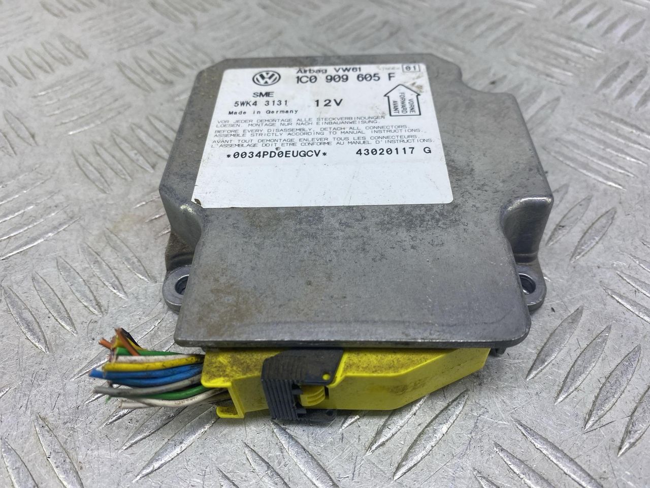 блок AirBag Volkswagen Bora 1 поколение 1J2 (1998 - 2005), 1.6 л., BCB, бензин, МКПП, серебро, седан, передний привод, 1C0909605F, 5WK43131, 43020117G - фото №1