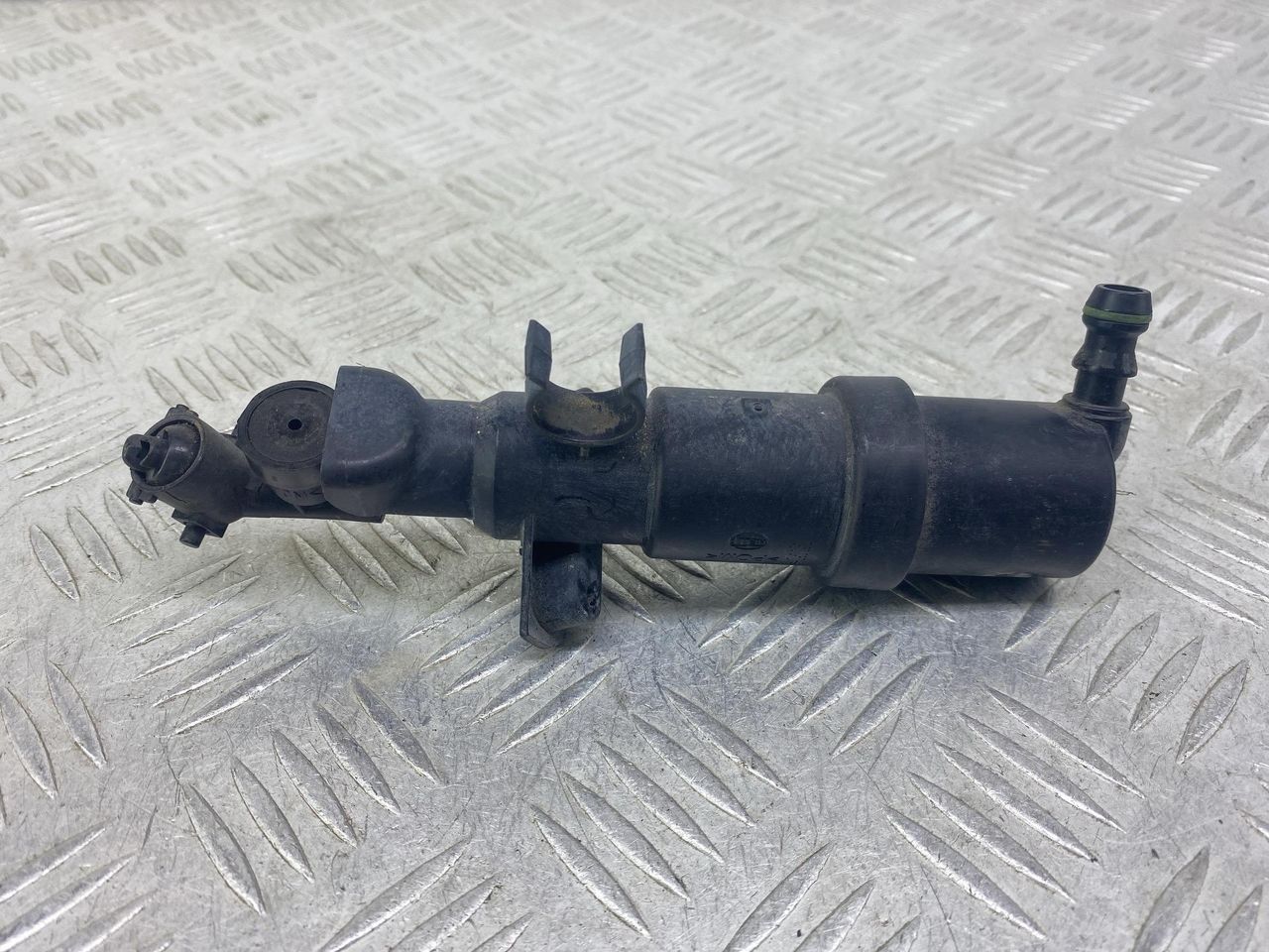 форсунка омывателя фары Volkswagen Bora 1 поколение 1J2 (1998 - 2005), 1.6 л., BCB, бензин, МКПП, серебро, седан, передний привод, 1J0955978B - фото №1